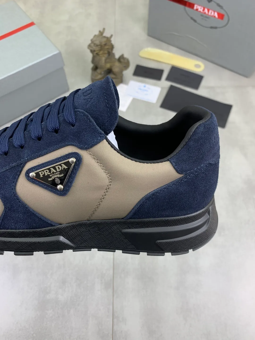 Men's shoes P560 💰 [New style] popular models are on the official website, 🆘 The trendy brand (Prada) mainly promotes popular models, avant-garde and versatile fashionable men's shoes private version mold opening, cowhide surface splicing 1:1.. Fashionable and simple, original imported cowhide lining cowhide feet; the atmosphere and personality are more fashionable, eye-catching and pursuing class. It will subvert the old ideas and be a must-have for fashionistas who want to spend time with you! Must keep it! Tall and comfortable, large and low, high-end quality workmanship. Code number: 38-44 (45 customized) 5️⃣ colors available.
